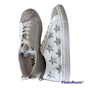 JWJ Women's Sneakers Casual Comfort shoes size 8 silver star New In Box